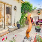 Appartement Centrally Located Near Town!